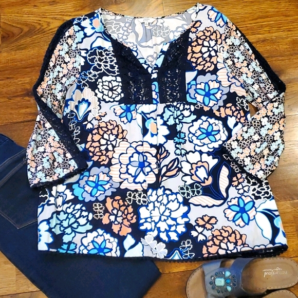 Womens Crown & Ivy navy floral top size M - Picture 1 of 6